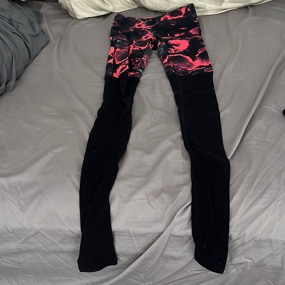Alo Yoga long leggings with attached leg warmer bottoms size XS neon and black
